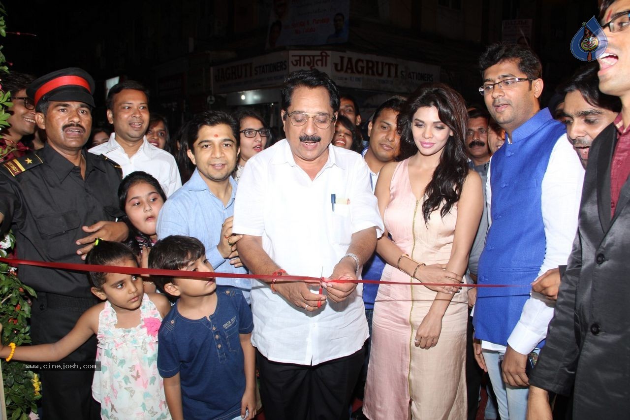 Sara Loren Inaugurates Dazzle Rest O Lounge - 59 / 61 photos