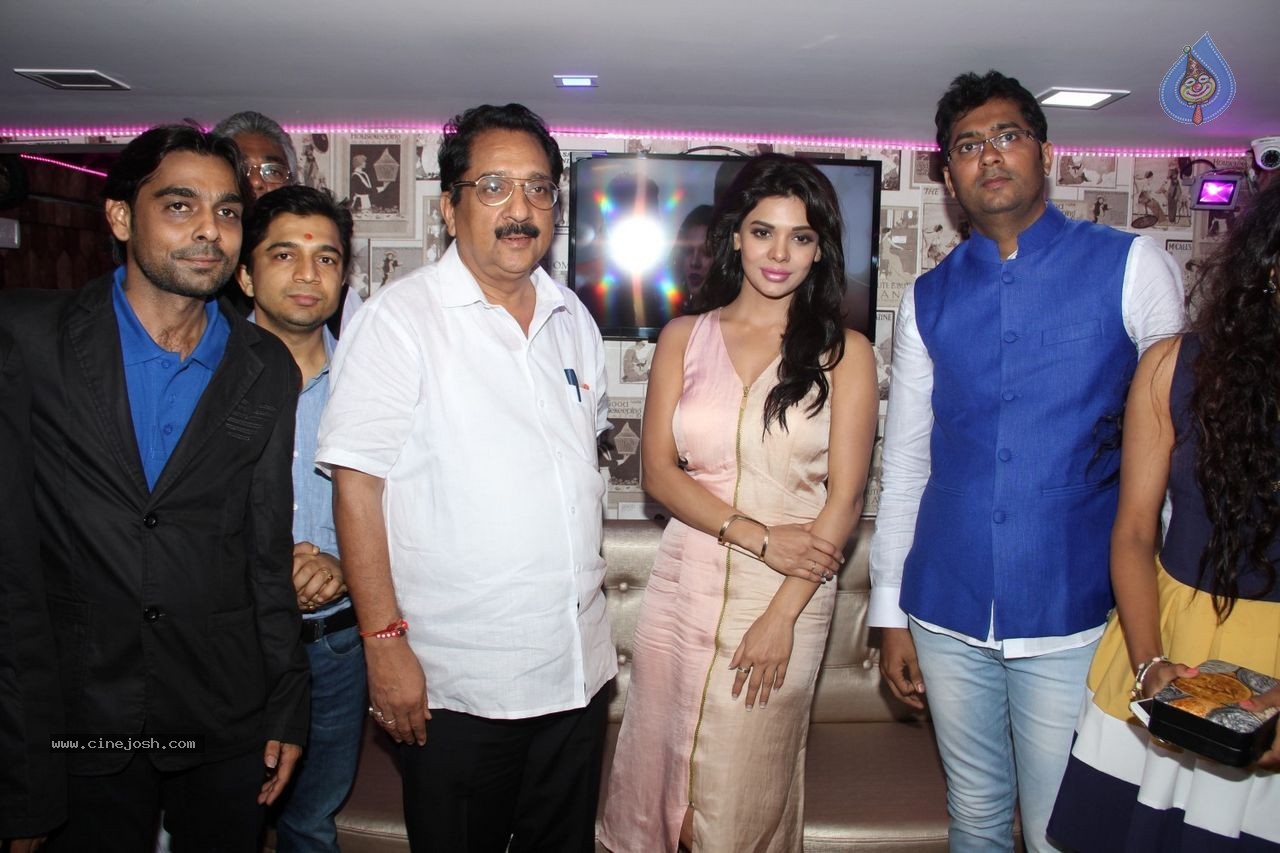 Sara Loren Inaugurates Dazzle Rest O Lounge - 60 / 61 photos