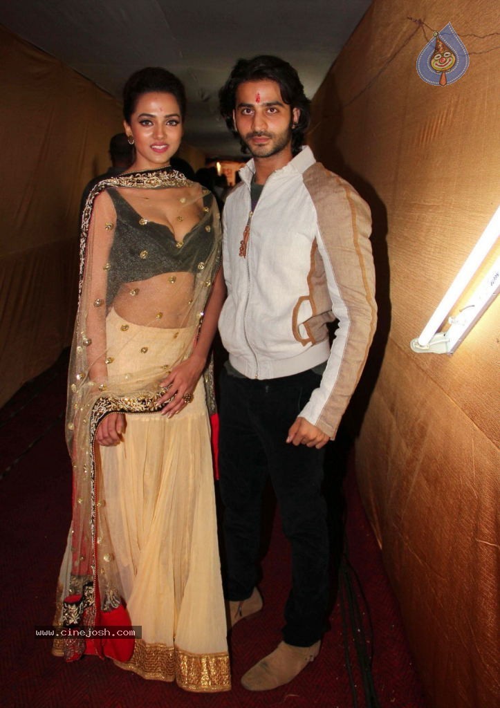 Satya 2 Promotes at Navratri Pandal - 12 / 18 photos