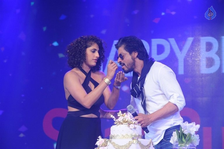 Shah Rukh Khan 50th Birthday Celebrations - 15 / 39 photos