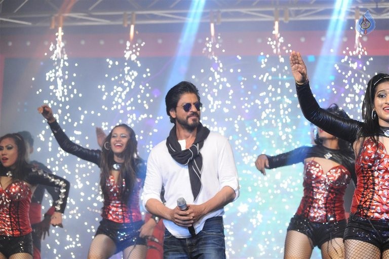 Shah Rukh Khan 50th Birthday Celebrations - 38 / 39 photos