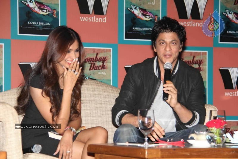 Shah Rukh Khan Launching Kanika Dhillon's Book - 24 / 32 photos