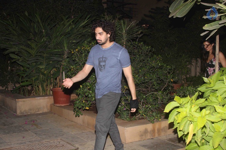 Shahid Kapoor Birthday Celebrations Photos - 25 / 49 photos