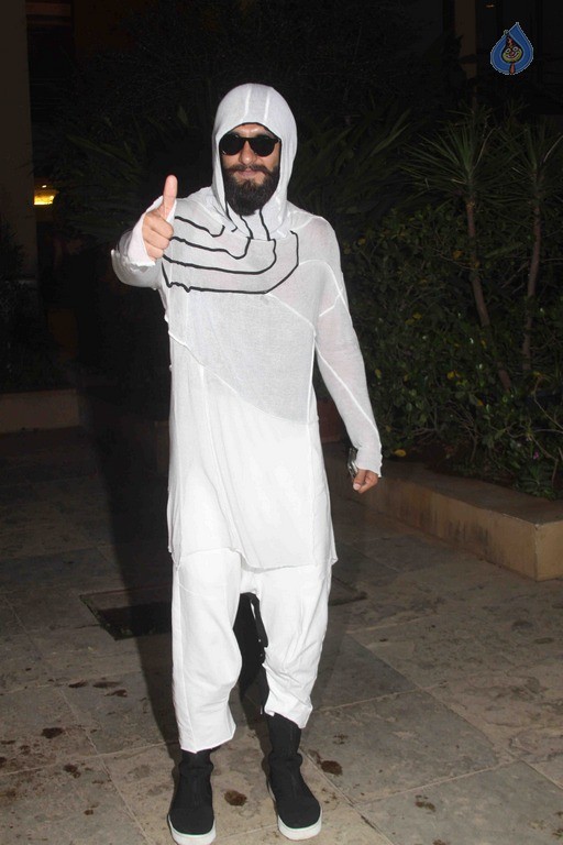 Shahid Kapoor Birthday Celebrations Photos - 29 / 49 photos