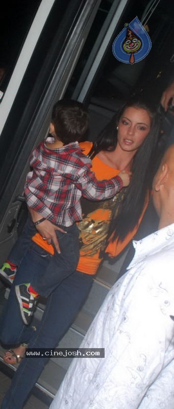 Shahrukh Khan Party for Kolkata Knight Riders - 39 / 73 photos