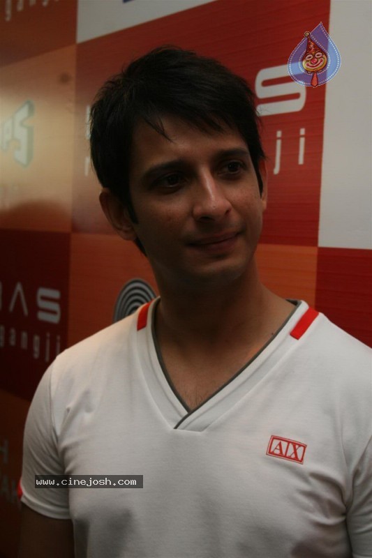  Sharman,Tabu Promote Toh Baat Pakki At Libas Stores - 11 / 24 photos