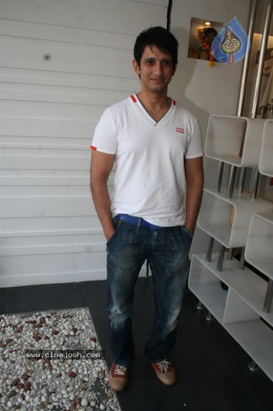  Sharman,Tabu Promote Toh Baat Pakki At Libas Stores - 18 / 24 photos