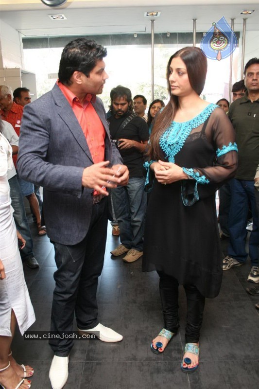  Sharman,Tabu Promote Toh Baat Pakki At Libas Stores - 21 / 24 photos