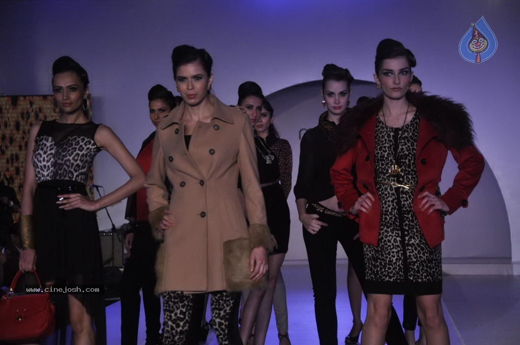 Shazahn Padamsee Walks the Ramp at Autumn Collection Event - 29 / 58 photos