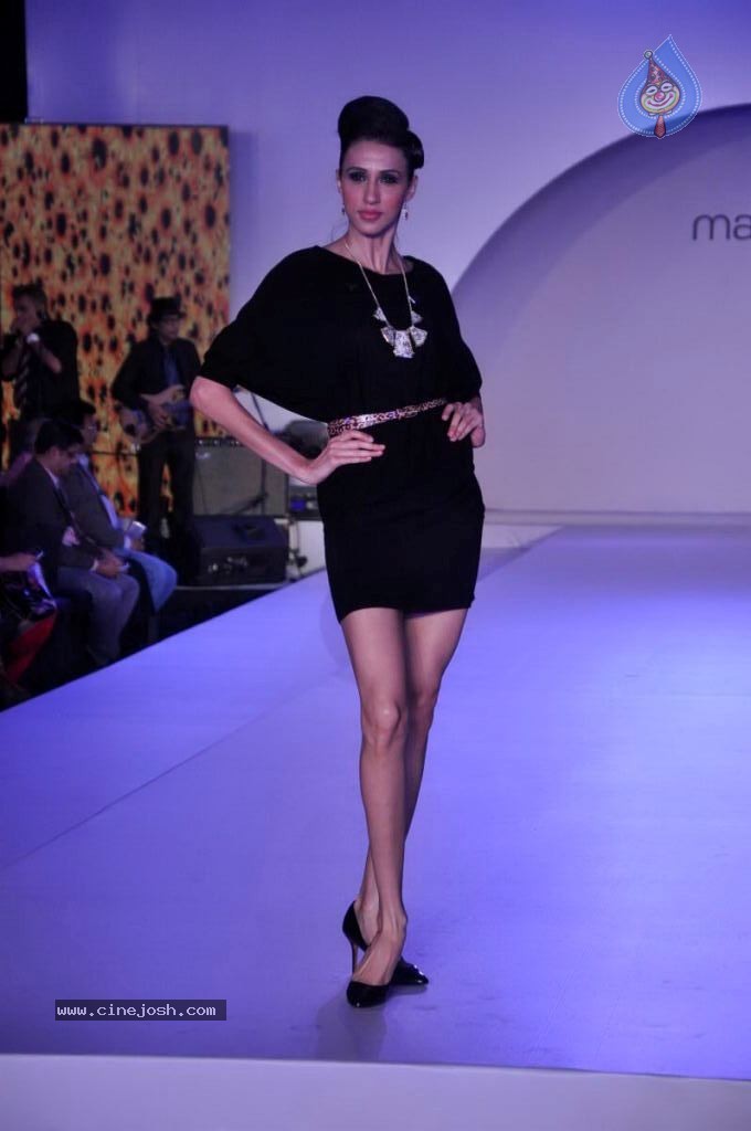 Shazahn Padamsee Walks the Ramp at Autumn Collection Event - 30 / 58 photos