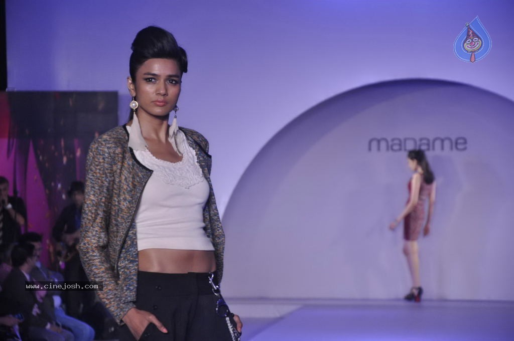 Shazahn Padamsee Walks the Ramp at Autumn Collection Event - 33 / 58 photos