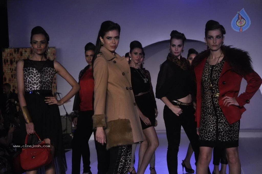 Shazahn Padamsee Walks the Ramp at Autumn Collection Event - 35 / 58 photos