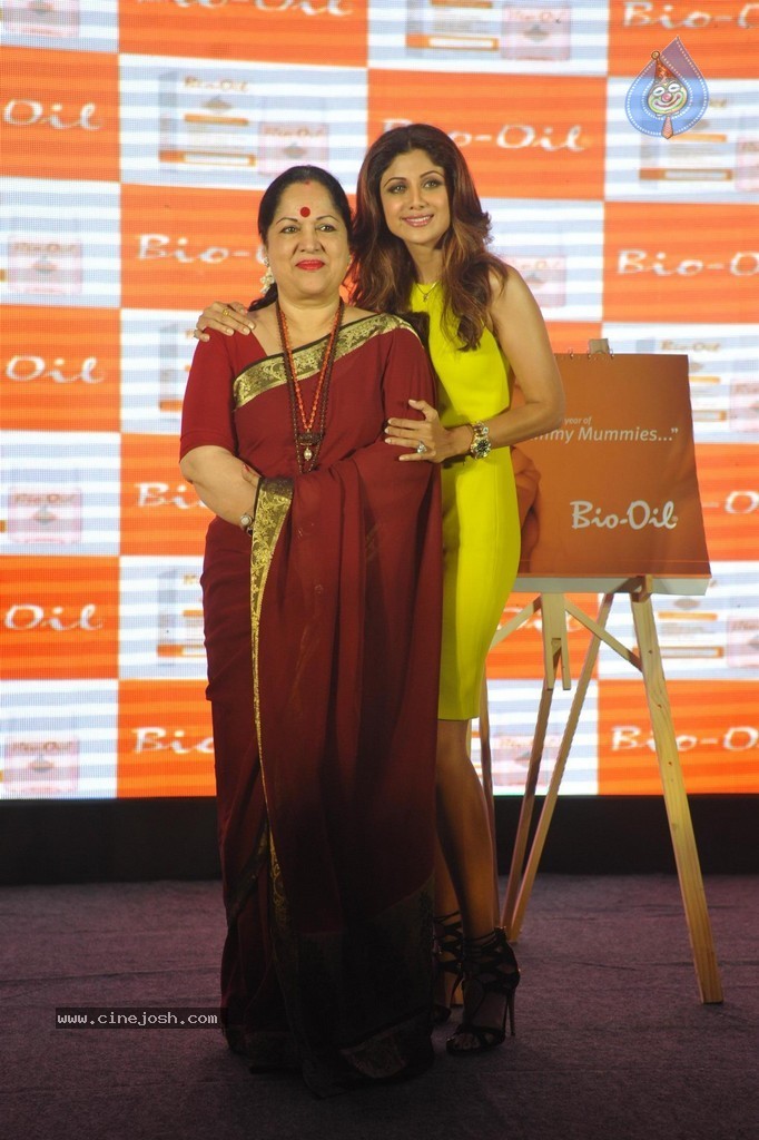 Shilpa Shetty at Bio Oil Awards Trophy Launch - 5 / 70 photos