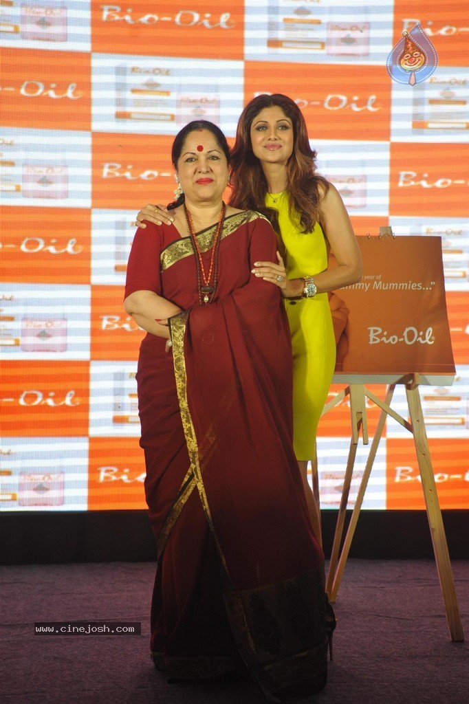 Shilpa Shetty at Bio Oil Awards Trophy Launch - 10 / 70 photos