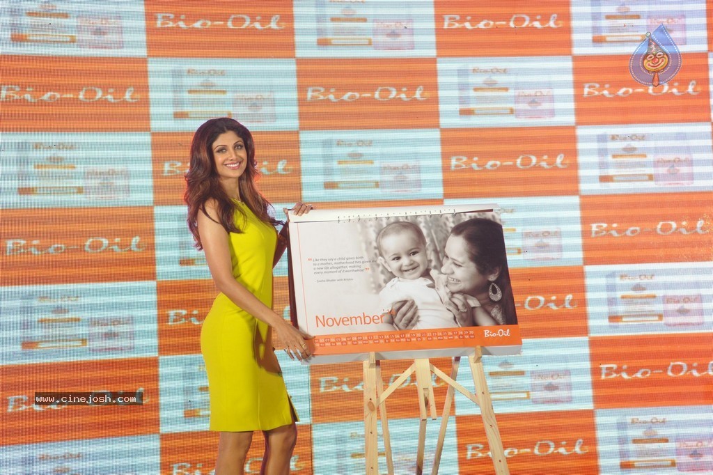 Shilpa Shetty at Bio Oil Awards Trophy Launch - 21 / 70 photos