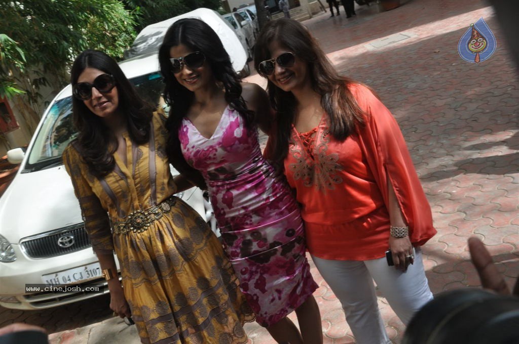 Celebs at Shilpa Shetty Baby Shower Function - 39 / 44 photos