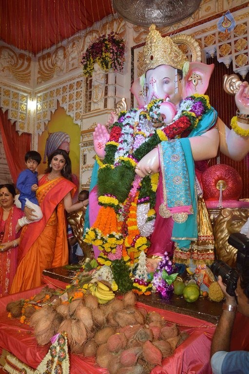 Shilpa Shetty Family at Andheri Cha Raja - 2 / 23 photos