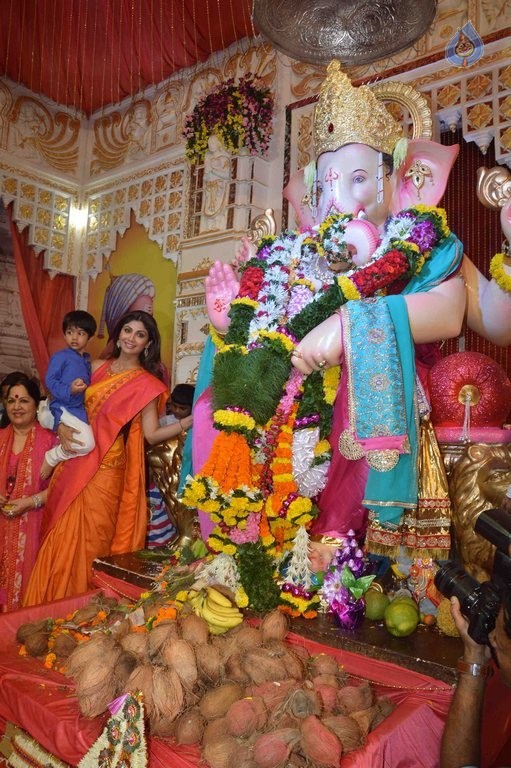 Shilpa Shetty Family at Andheri Cha Raja - 10 / 23 photos