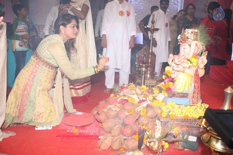 Shilpa Shetty Family at Andheri Cha Raja - 20 / 23 photos