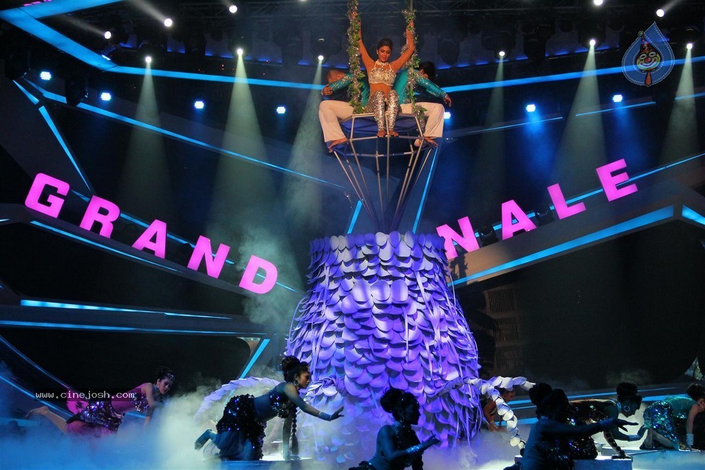 Shilpa Shetty Performs at Nach Baliye - 48 / 65 photos