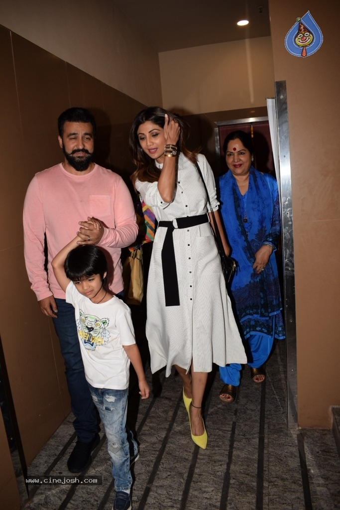 Shilpa Shetty With Family Spotted At PVR - 3 / 9 photos
