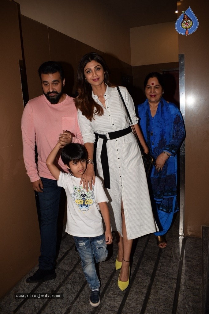Shilpa Shetty With Family Spotted At PVR - 6 / 9 photos