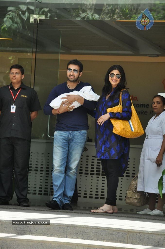 Shilpa Shetty With Her Baby Boy - 3 / 34 photos