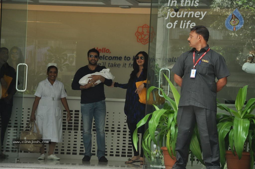 Shilpa Shetty With Her Baby Boy - 6 / 34 photos