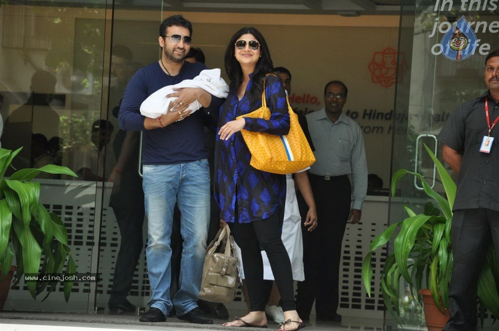 Shilpa Shetty With Her Baby Boy - 19 / 34 photos