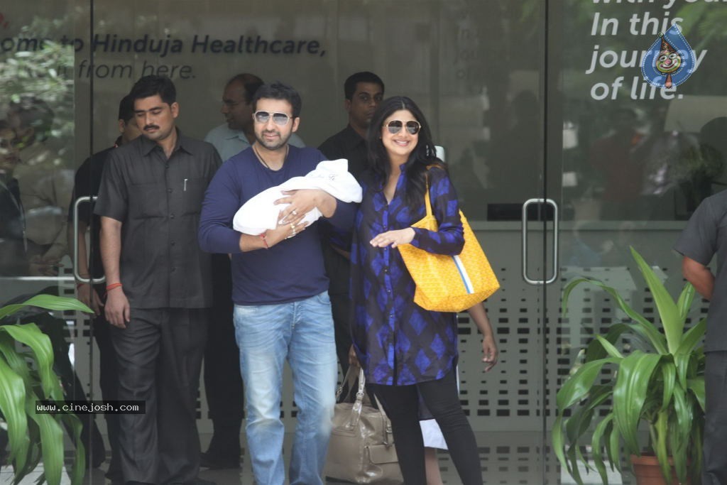 Shilpa Shetty With Her Baby Boy - 20 / 34 photos