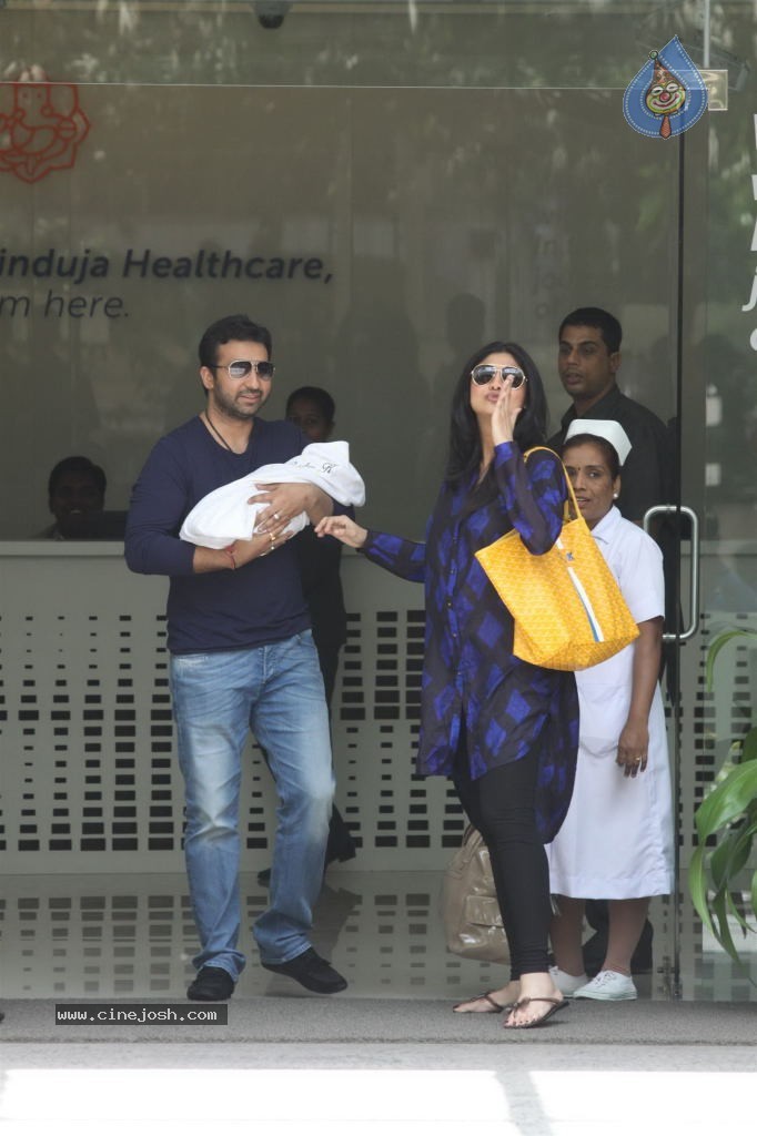 Shilpa Shetty With Her Baby Boy - 26 / 34 photos