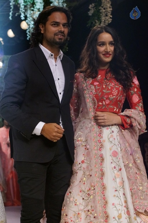 Shraddha Kapoor at LFW 2017 - 1 / 13 photos
