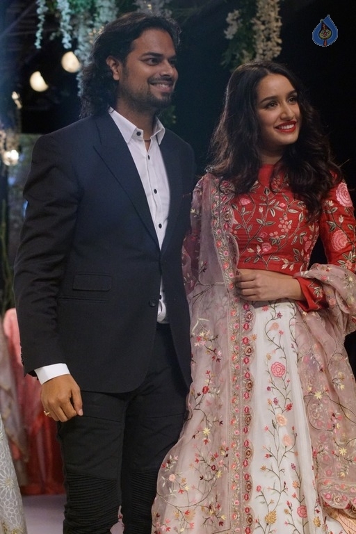 Shraddha Kapoor at LFW 2017 - 2 / 13 photos