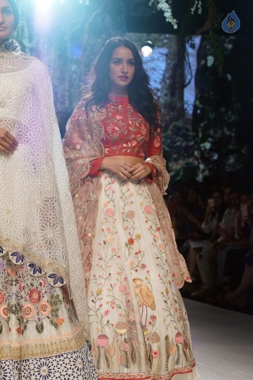 Shraddha Kapoor at LFW 2017 - 6 / 13 photos