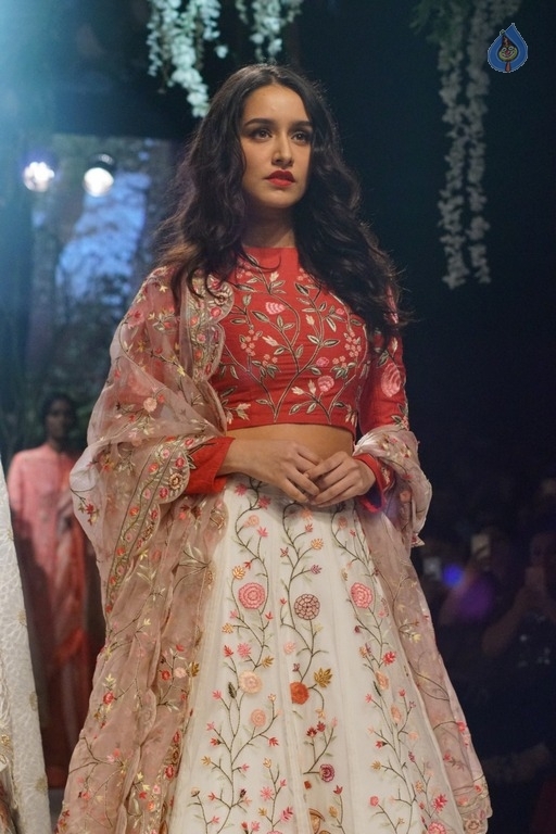 Shraddha Kapoor at LFW 2017 - 8 / 13 photos