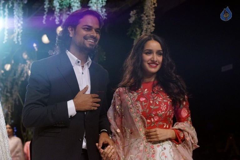 Shraddha Kapoor at LFW 2017 - 10 / 13 photos