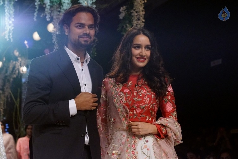 Shraddha Kapoor at LFW 2017 - 11 / 13 photos