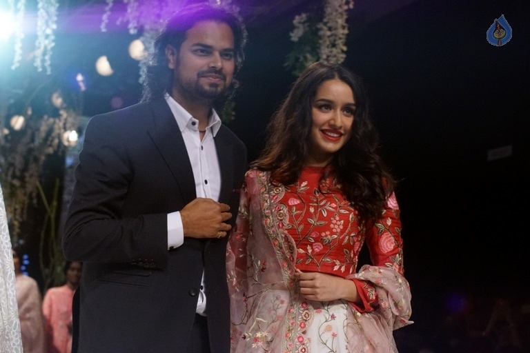 Shraddha Kapoor at LFW 2017 - 12 / 13 photos