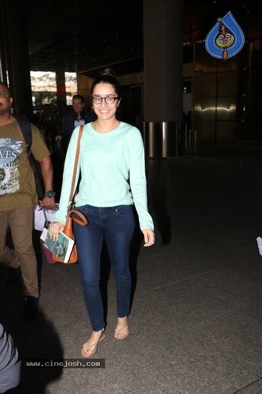 Shraddha Kapoor Spotted at Airport - 2 / 13 photos
