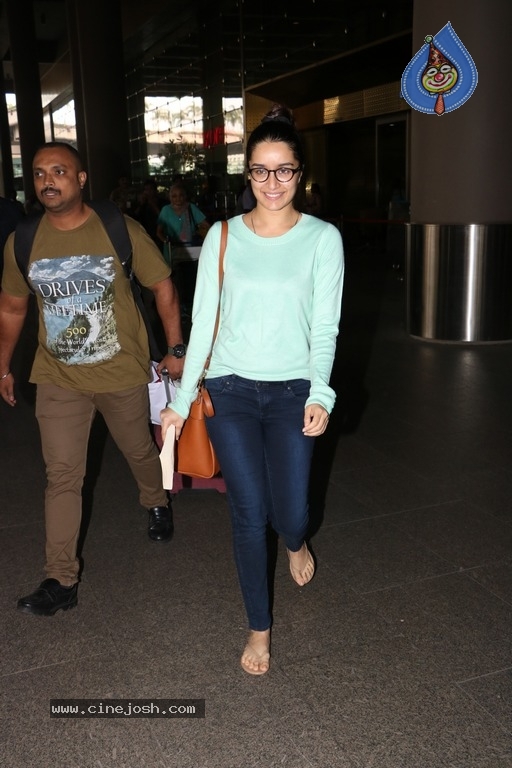 Shraddha Kapoor Spotted at Airport - 3 / 13 photos