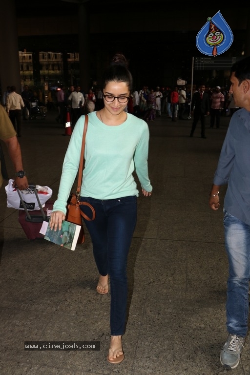 Shraddha Kapoor Spotted at Airport - 9 / 13 photos