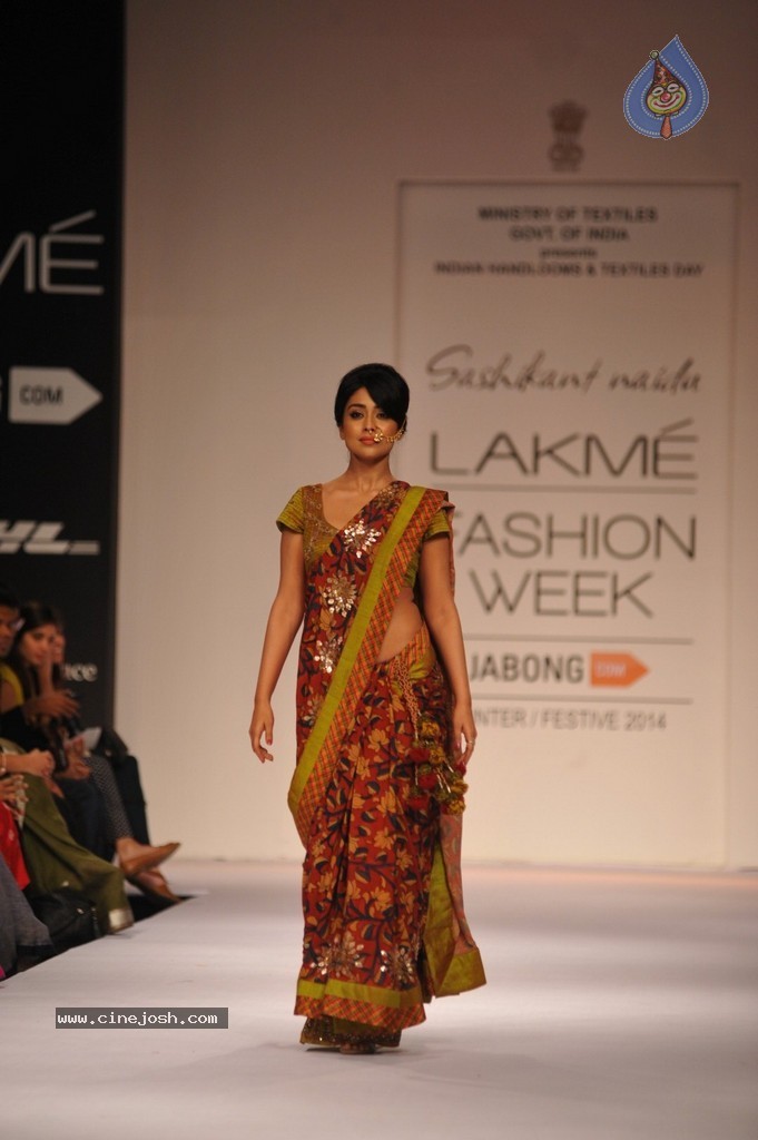 Shriya Walks the Ramp at LFW Winter Festive 2014 - 10 / 40 photos