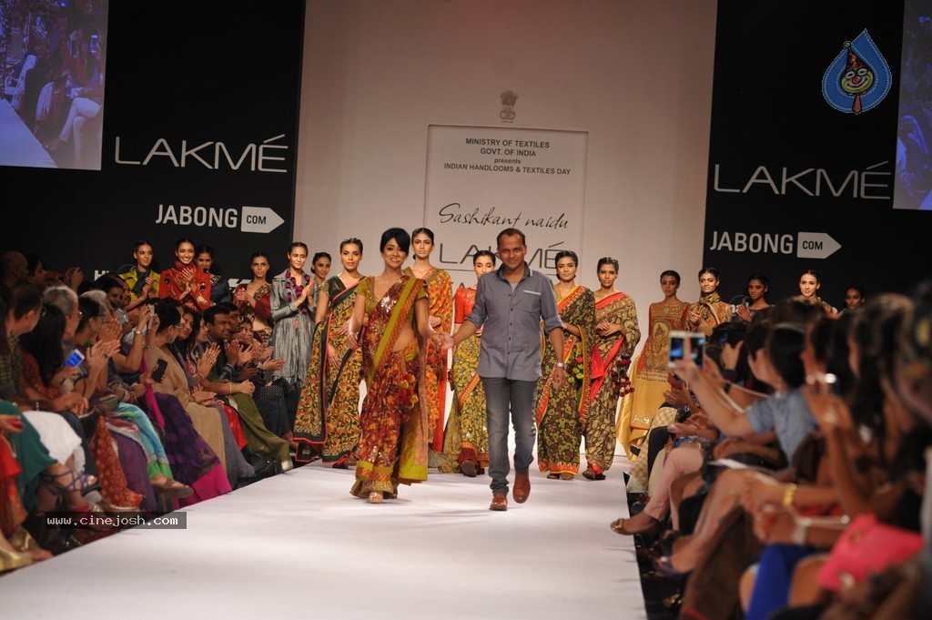 Shriya Walks the Ramp at LFW Winter Festive 2014 - 26 / 40 photos