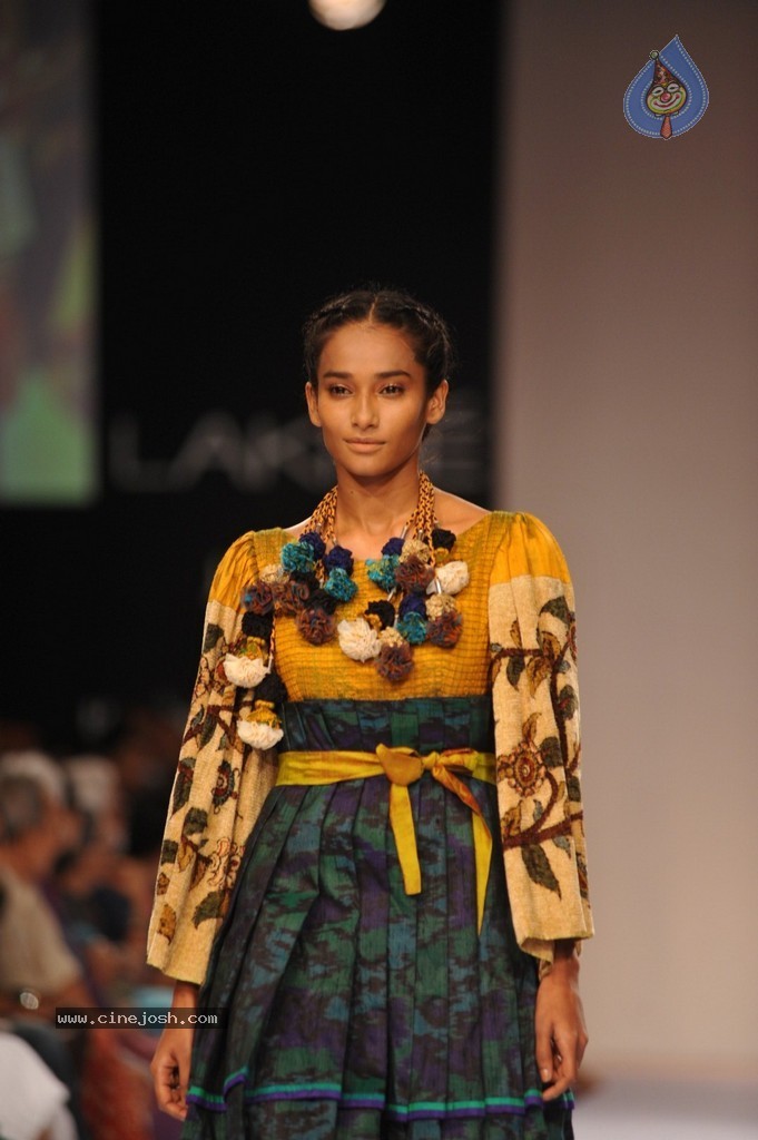 Shriya Walks the Ramp at LFW Winter Festive 2014 - 27 / 40 photos