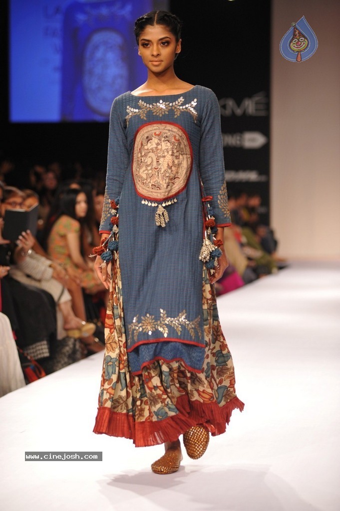 Shriya Walks the Ramp at LFW Winter Festive 2014 - 29 / 40 photos