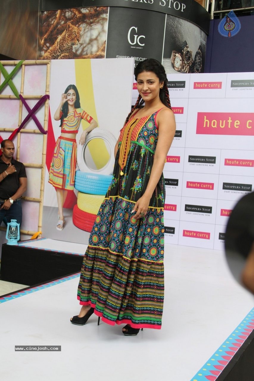 Shruti Haasan at Haute Curry Fashion Show - 23 / 49 photos