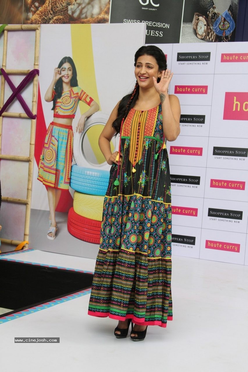 Shruti Haasan at Haute Curry Fashion Show - 24 / 49 photos