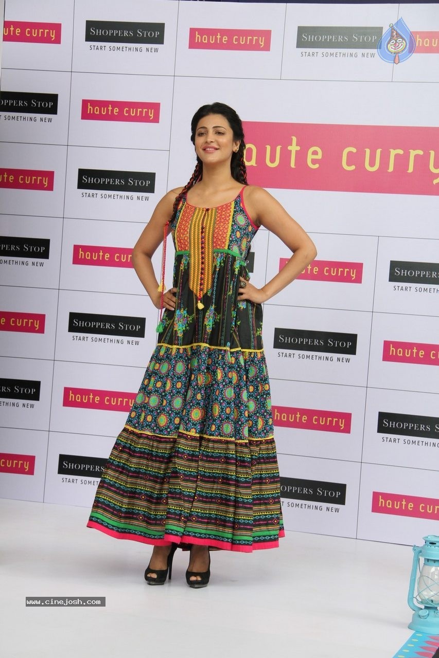 Shruti Haasan at Haute Curry Fashion Show - 25 / 49 photos