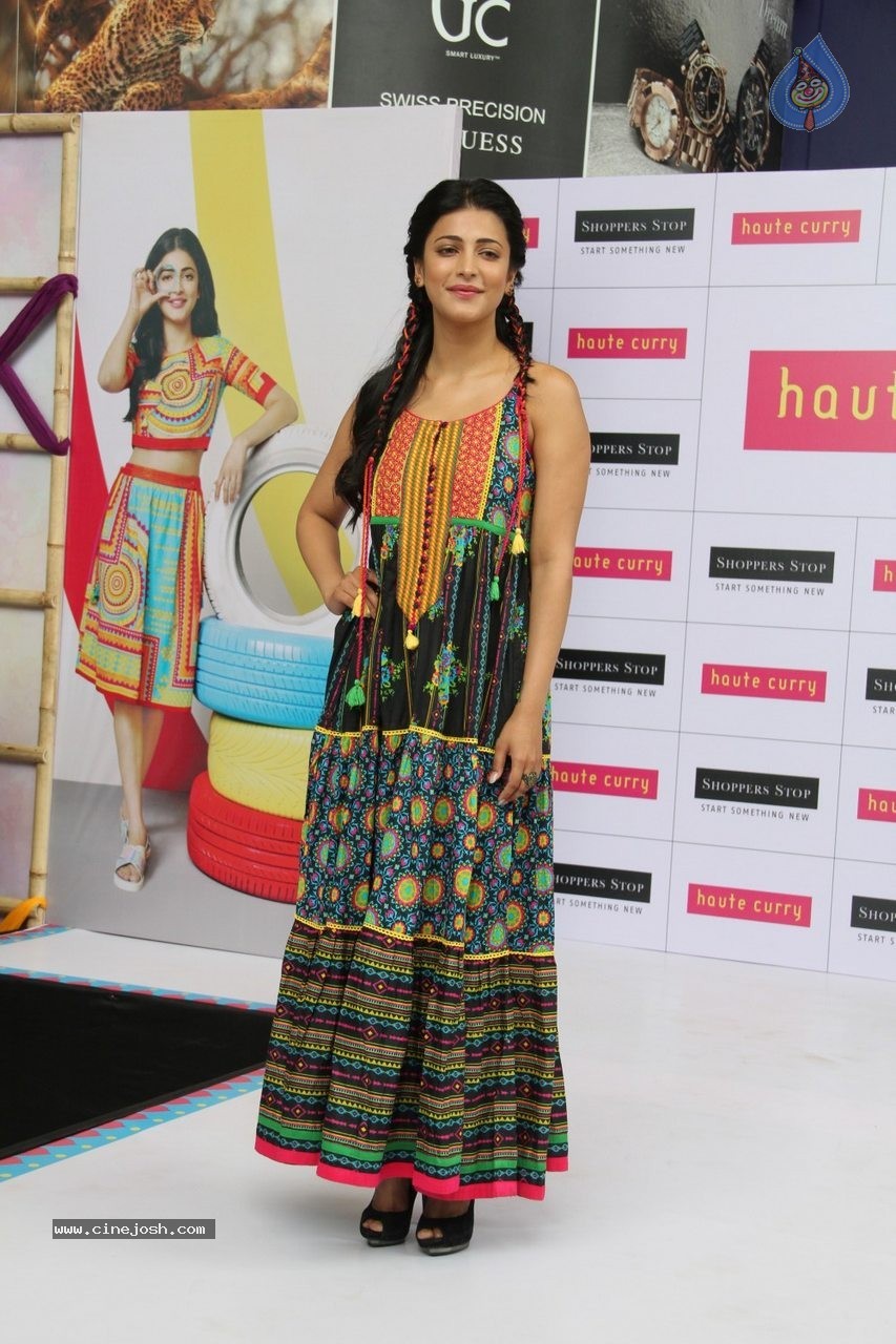 Shruti Haasan at Haute Curry Fashion Show - 27 / 49 photos