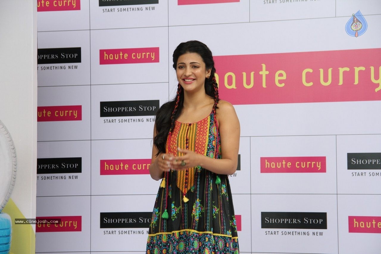Shruti Haasan at Haute Curry Fashion Show - 34 / 49 photos